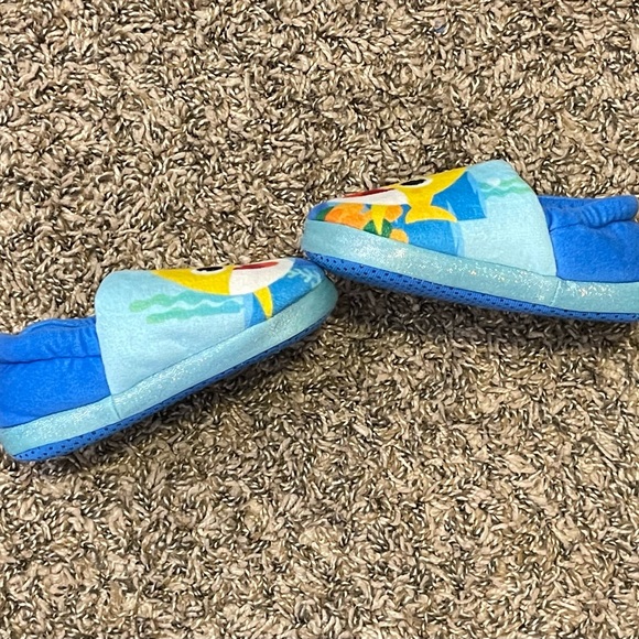 LIKE NEW BABY SHARK SLIPPERS - Picture 4 of 5